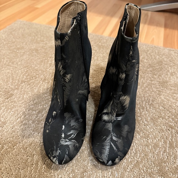 Maiden Lane | Ankle Bootie - Picture 8 of 8